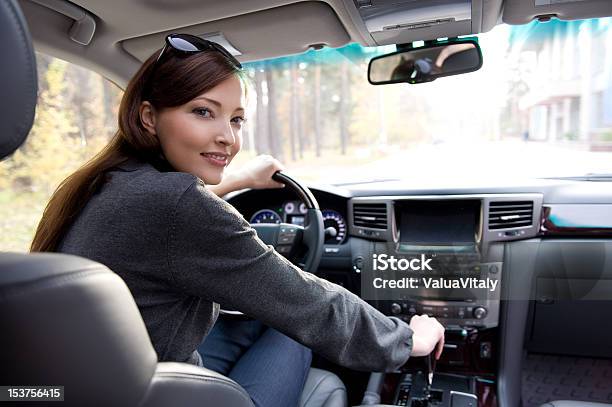 Foto de Jovem Mulher Em Carro Novo e mais fotos de stock de 20 Anos - 20 Anos, Adulto, Beleza