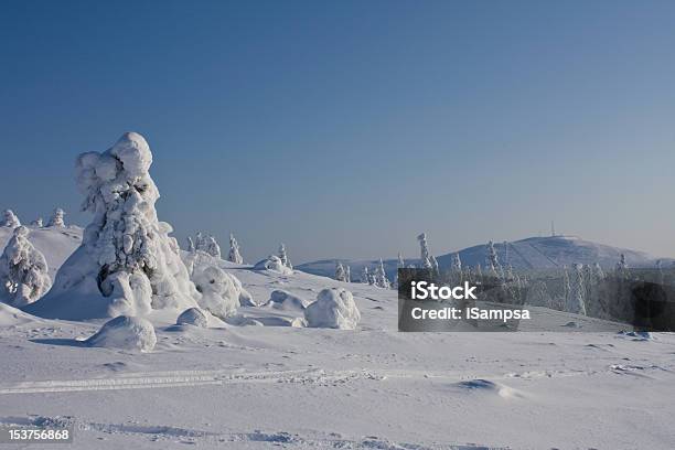 Monte Yllas Na Lapónia Finlandesa - Fotografias de stock e mais imagens de Finlândia - Finlândia, Ao Ar Livre, Azul
