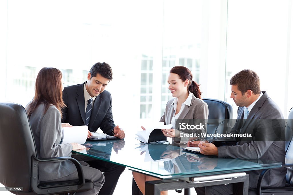 Quatro pessoas de negócios durante uma reunião - Foto de stock de Adulto royalty-free