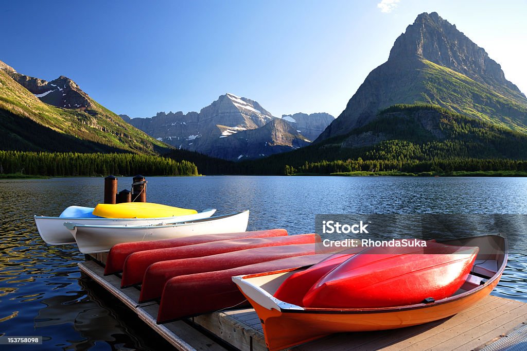 Lago Swiftcurrent, molti Hotel, Montana Ghiacciaio - Foto stock royalty-free di Acqua