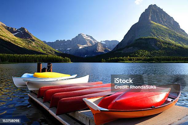 Lago Swiftcurrent Molti Hotel Montana Ghiacciaio - Fotografie stock e altre immagini di Acqua - Acqua, Ambientazione esterna, Ambientazione tranquilla