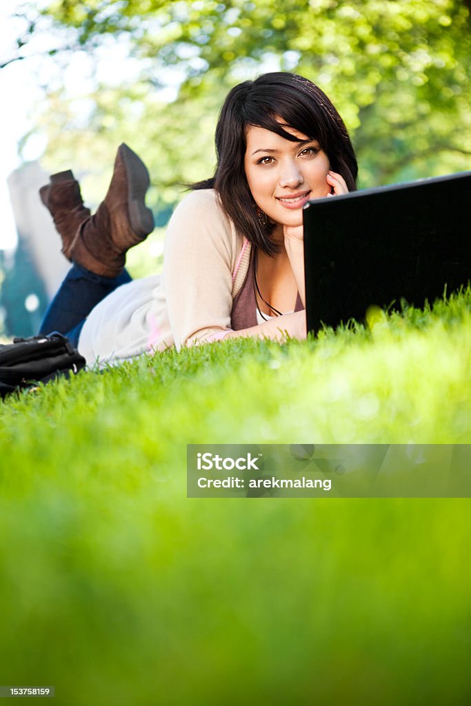 Razza mista studente di college con portatile - Foto stock royalty-free di Abbigliamento casual