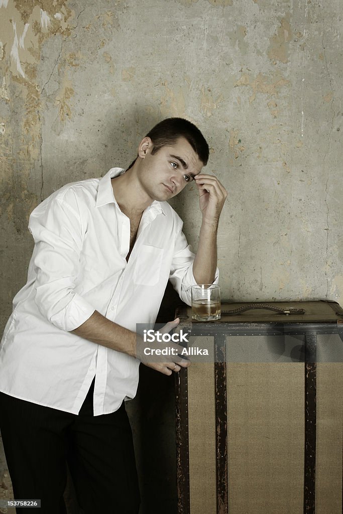 Hombre joven con un whisky - Foto de stock de Adulto libre de derechos