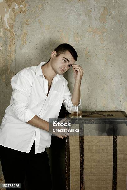 Hombre Joven Con Un Whisky Foto de stock y más banco de imágenes de Adulto - Adulto, Adulto joven, Anticuado