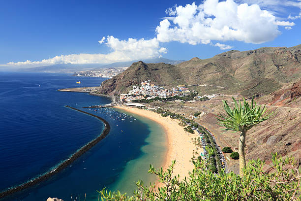 teneriffa strand playa de las teresitas - pico de teide stock-fotos und bilder