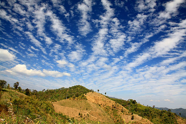 Céu azul com nuvens e montanhas wite - foto de acervo