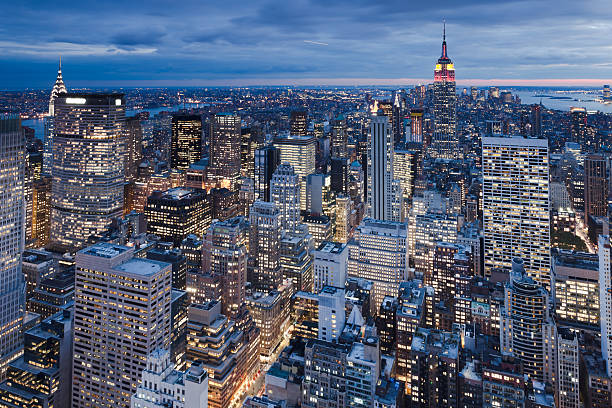 skyline de nova york à noite - aerial view manhattan new york city new york state - fotografias e filmes do acervo