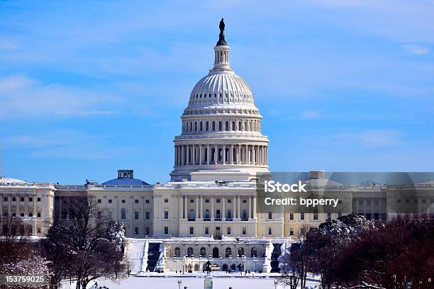 Foto de Us Capitol Dome Oferece O Congresso Depois De Neve Washington Dc e mais fotos de stock de Arquitetura