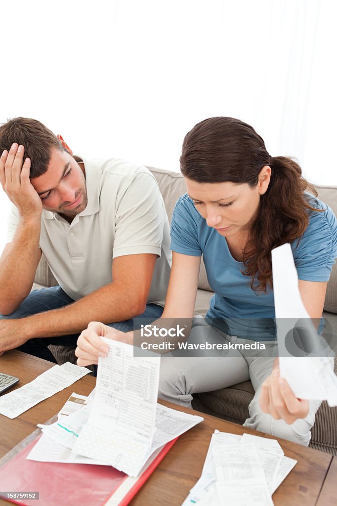 Tensión hombre y mujer mirando a sus cuentas. - Foto de stock de Adulto libre de derechos