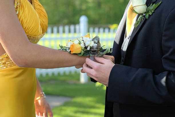 prom coppia di sposi corsage - ballo di fine anno scolastico foto e immagini stock