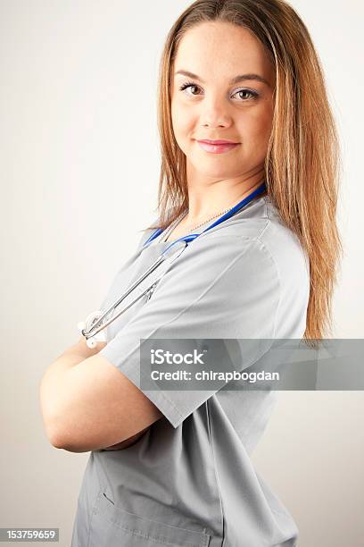 Giovane Donna Medico O Linfermiere Con Scrub - Fotografie stock e altre immagini di Infermiera - Infermiere - Infermiera - Infermiere, Allegro, Giovane adulto