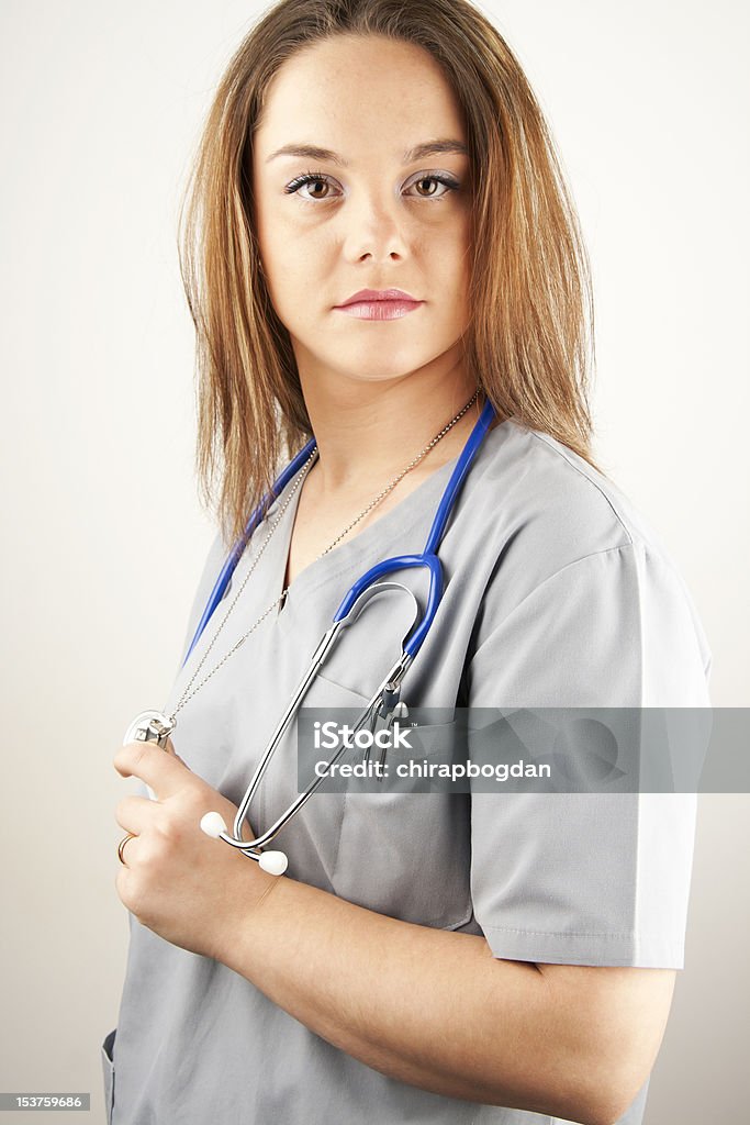 Mujer joven médico o personal de enfermería usa scrubs - Foto de stock de Asistente de Enfermera libre de derechos