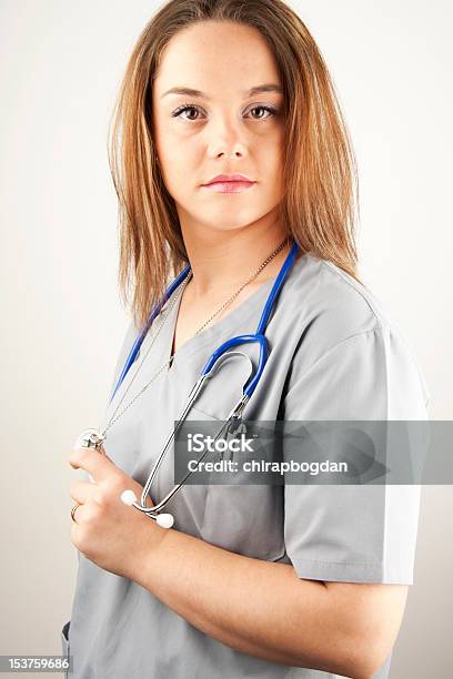 Mujer Joven Médico O Personal De Enfermería Usa Scrubs Foto de stock y más banco de imágenes de Asistente de Enfermera