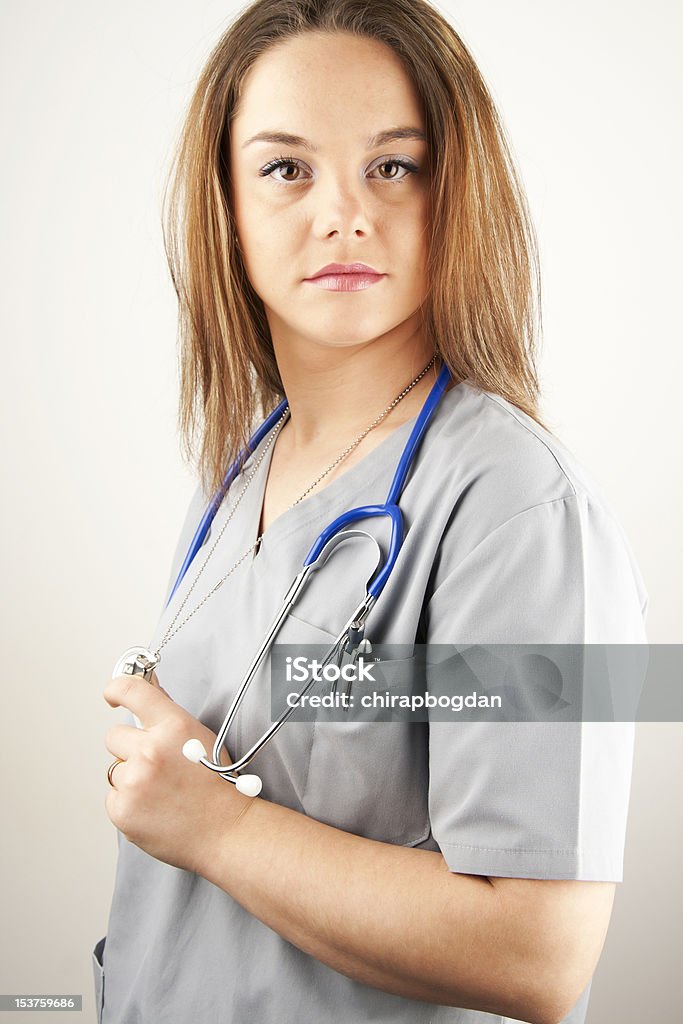 Jovem médico ou enfermeira vestindo Uniforme Hospitalar - Foto de stock de Ajudante de enfermagem royalty-free