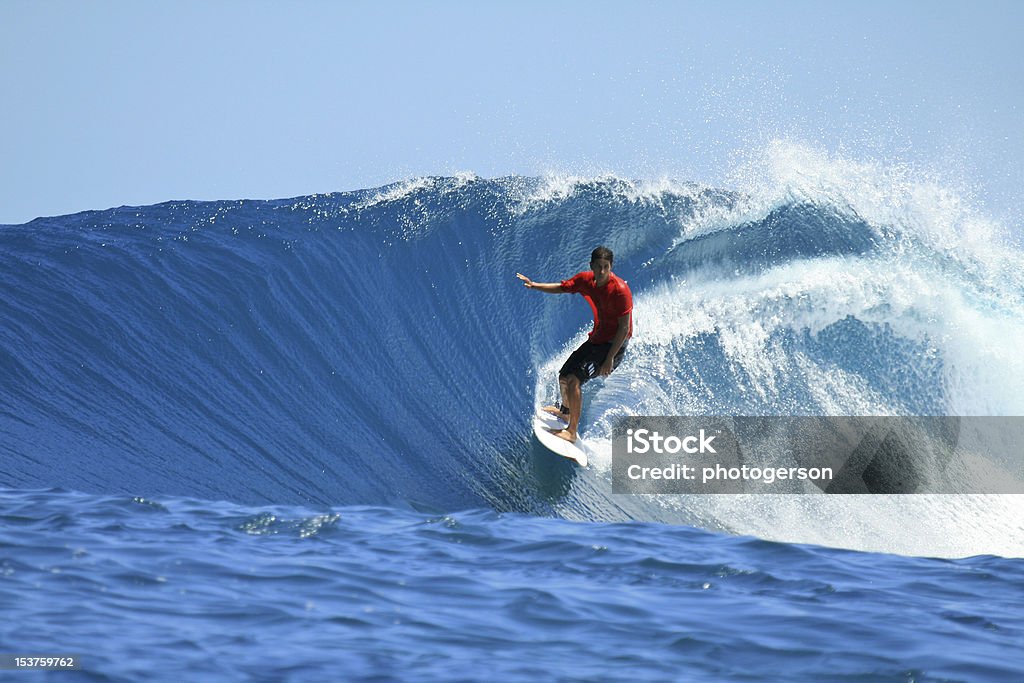 Surfer auf perfekte blue wave, Mentawai-Inseln, Indonesien - Lizenzfrei Surfen Stock-Foto