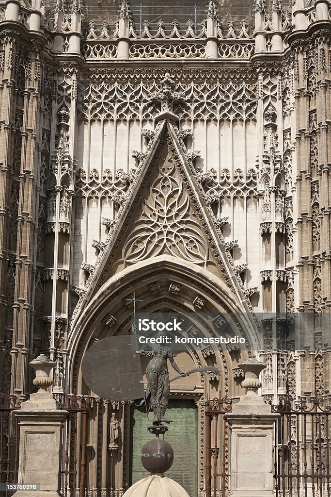 Portale dalla Cattedrale di Siviglia - Foto stock royalty-free di Architettura