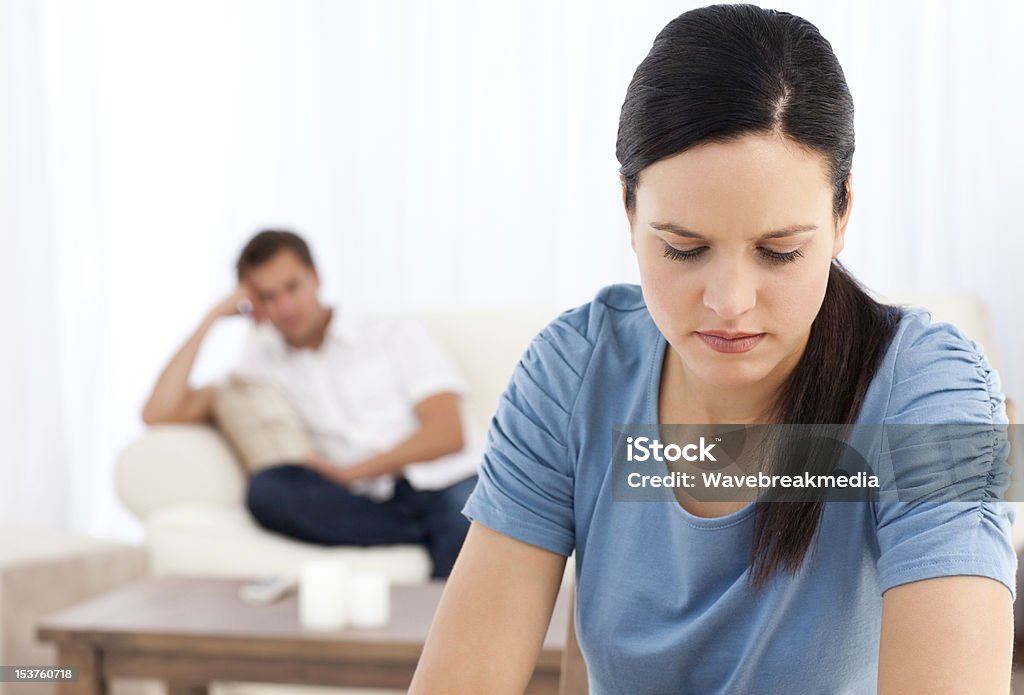 Frau Denken auf einem Tisch, während Ihr Freund warten - Lizenzfrei Auseinander Stock-Foto