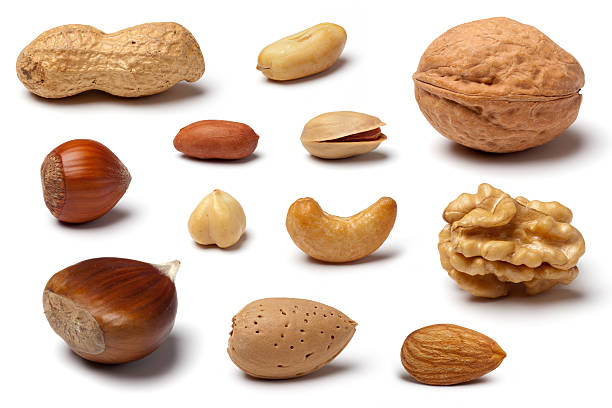 choix de fruits secs sur fond blanc - nut spice peanut almond photos et images de collection