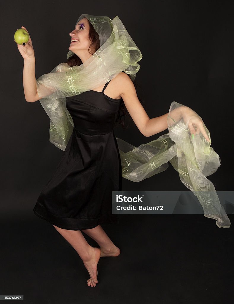 Dois-enfrentou mulher dança com maçã verde - Foto de stock de Adulto royalty-free