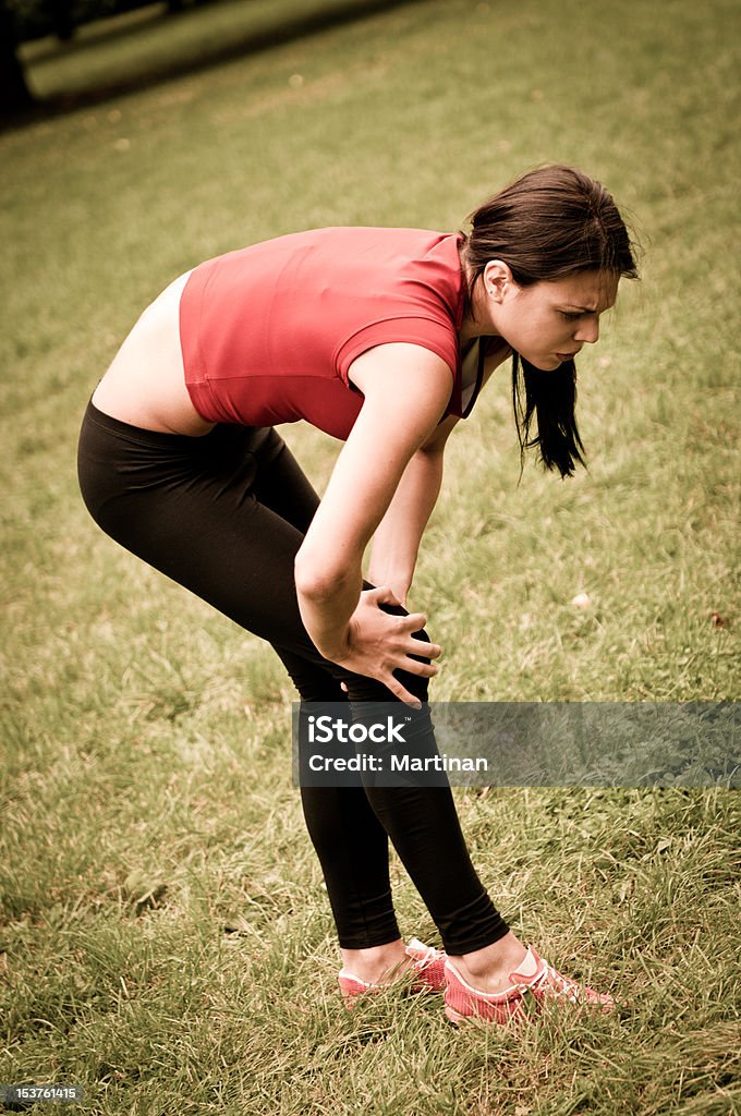 무릎 부상-sportswoman 통증이나 - 로열티 프리 건강관리와 의술 스톡 사진