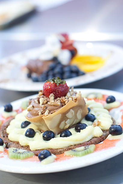 Prato de frutos e de Chocolate moose com Tulipa Bolacha. - fotografia de stock