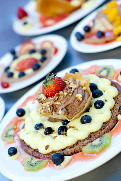 Prato de frutos e de Chocolate moose com Tulipa Bolacha. - fotografia de stock