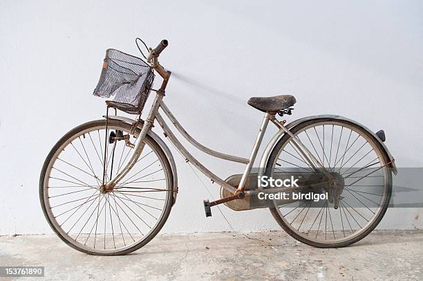Porzuć Rower - zdjęcia stockowe i więcej obrazów Bez ludzi - Bez ludzi, Biały, Bicykl