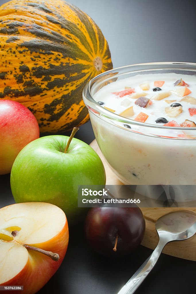 Yaourt mélangé avec des pièces de fruits - Photo de Aliment libre de droits