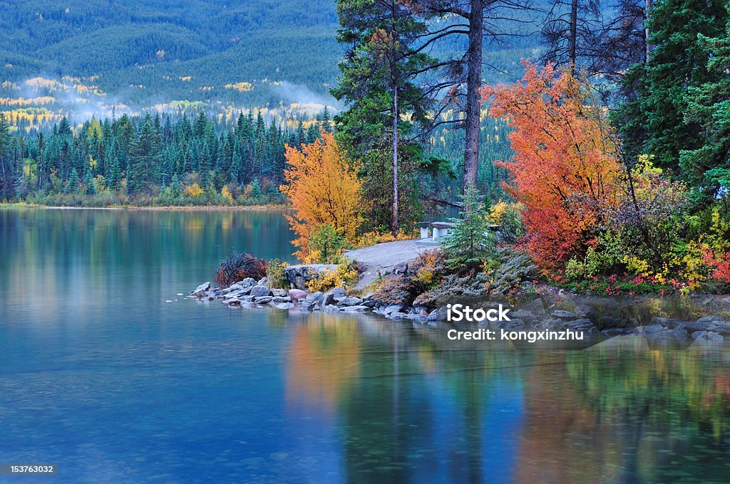 Los colores del otoño en Pyramid lago Jasper, Alberta - Foto de stock de Agua libre de derechos