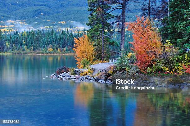 Los Colores Del Otoño En Pyramid Lago Jasper Alberta Foto de stock y más banco de imágenes de Agua