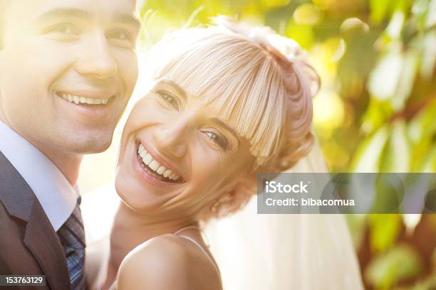 Feliz Pareja Foto de stock y más banco de imágenes de Novia - Boda - Novia - Boda, Sonreír, Blanco - Color