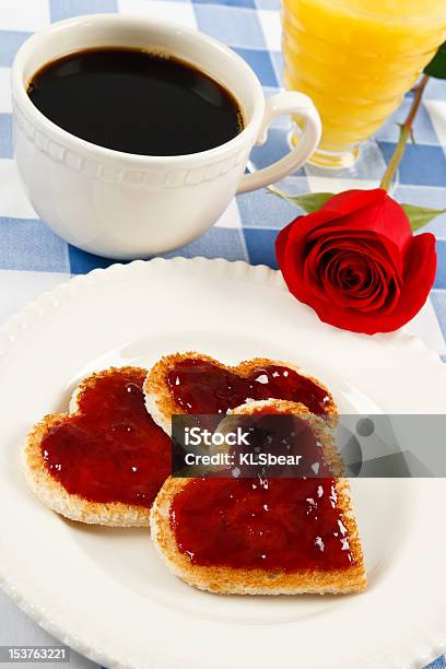 Herzförmiger Toast Für Valentinstagfrühstück Stockfoto und mehr Bilder von Bildkomposition und Technik - Bildkomposition und Technik, Blau, Drei Gegenstände