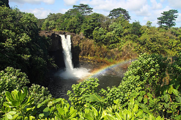 rainbow falls (en big island, hawai, 02 - hawaii islands big island waterfall nobody fotografías e imágenes de stock