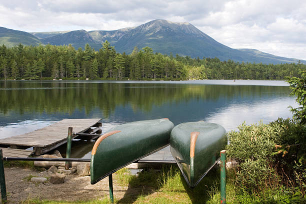 estanque daicey y el monte katahdin - mt katahdin fotografías e imágenes de stock