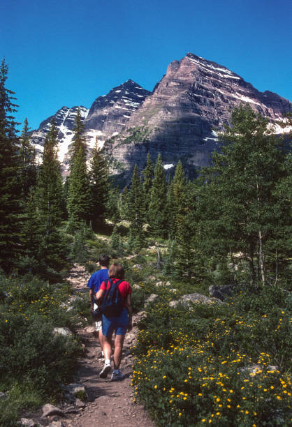 istock Maroon Bells - Hikers & The Bells - 2004 1537639407