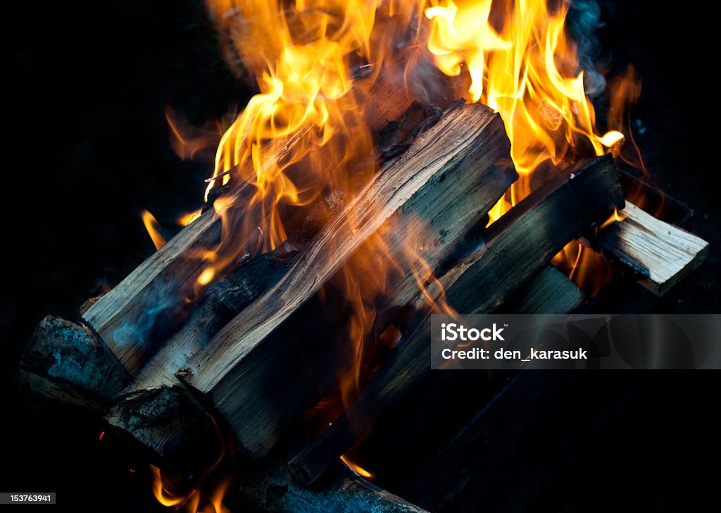 Madera en una estufa de leña - Foto de stock de Calor libre de derechos