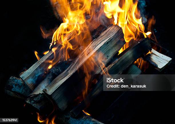 Legno A Un Braciere - Fotografie stock e altre immagini di Bruciare - Bruciare, Calore - Concetto, Cenere