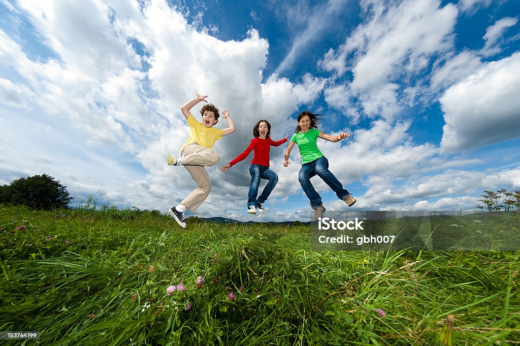 Activa família correr, saltar ao ar livre - Royalty-free Criança Foto de stock