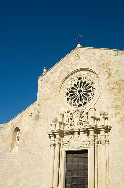 la cattedrale romanica di otranto in puglia - stile normanno foto e immagini stock