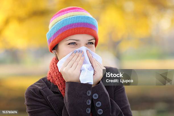 Mulher Com Gripe Ou Alergia Tecido Com - Fotografias de stock e mais imagens de Adulto - Adulto, Alergia, Espirrar