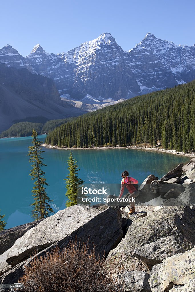 Mulher caminhadas na costa rochosa no Moraine Lake, Alberta, Canadá - Foto de stock de Adulto royalty-free