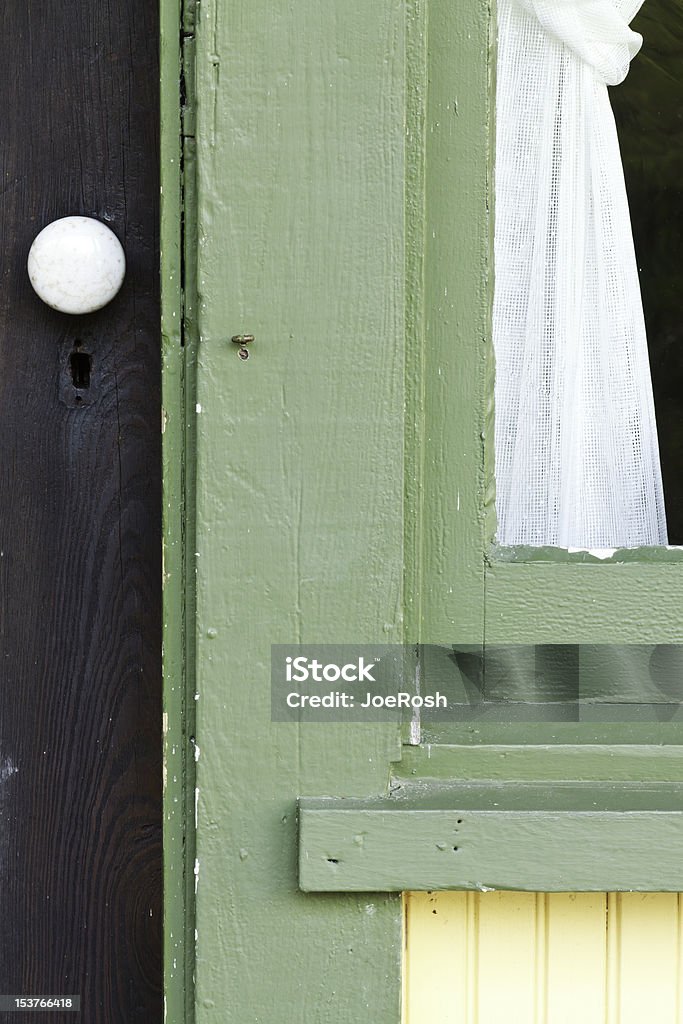 Drzwi i okna w Pioneer domu - Zbiór zdjęć royalty-free (Architektura)