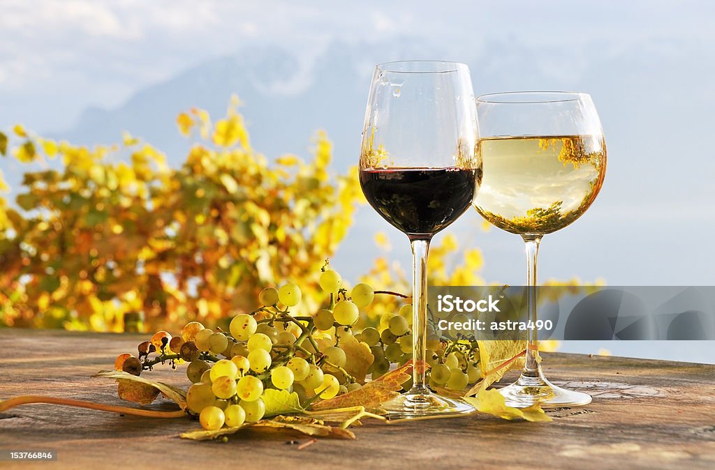 Dwie szklanki wina - Zbiór zdjęć royalty-free (Wino)