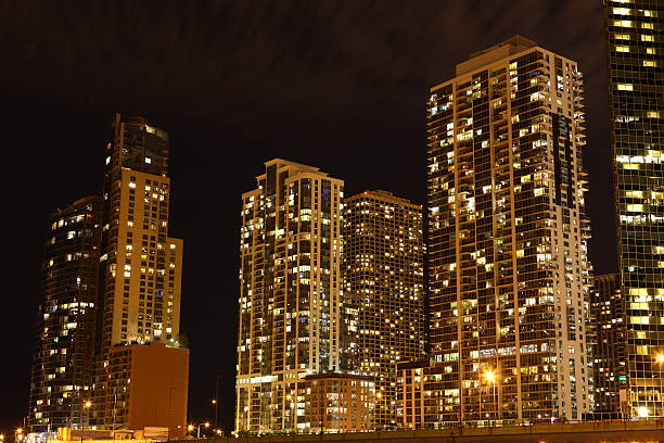 chicago à noite - city mega night built structure - fotografias e filmes do acervo