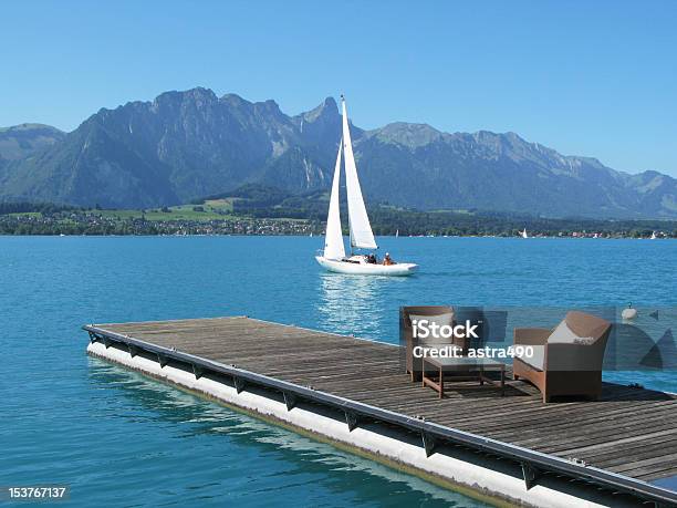 Vista Romantica Al Lago Di Thun Svizzera - Fotografie stock e altre immagini di Svizzera - Svizzera, Mezzo di trasporto marittimo, Albergo