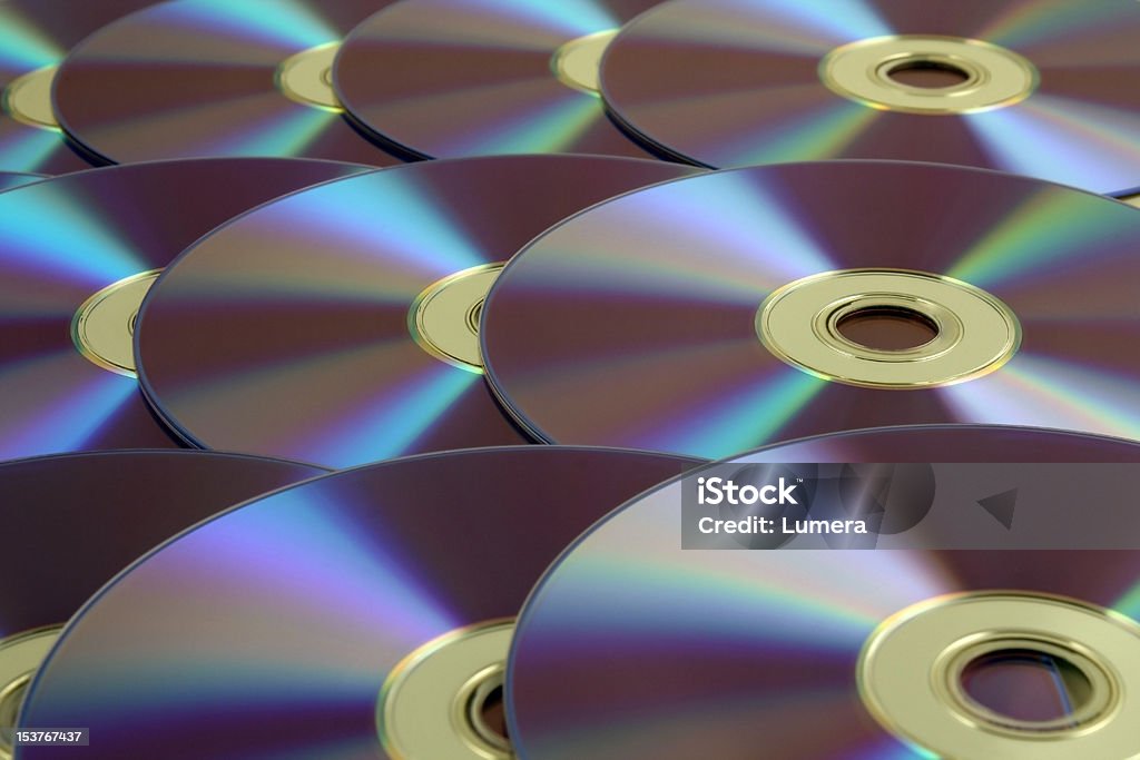 たくさんの DVD や CD をディスク周辺に点在する - CD-ROMのロイヤリティフリーストックフォト