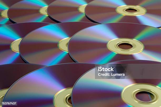 たくさんの Dvd や Cd をディスク周辺に点在する - CD-ROMのストックフォトや画像を多数ご用意 - CD-ROM, DVD, コンパクトディスク