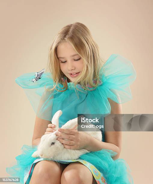 Красивая Девушка С Кролик — стоковые фотографии и другие картинки Алиса в стране чудес - вымышленный персонаж - Алиса в стране чудес - вымышленный персонаж, Кролик - животное, Крольчонок