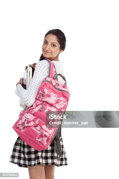 Student Junge Indische Frau Mit Rucksack Stockfoto und mehr Bilder von 16-17 Jahre - 16-17 Jahre, 18-19 Jahre, 20-24 Jahre