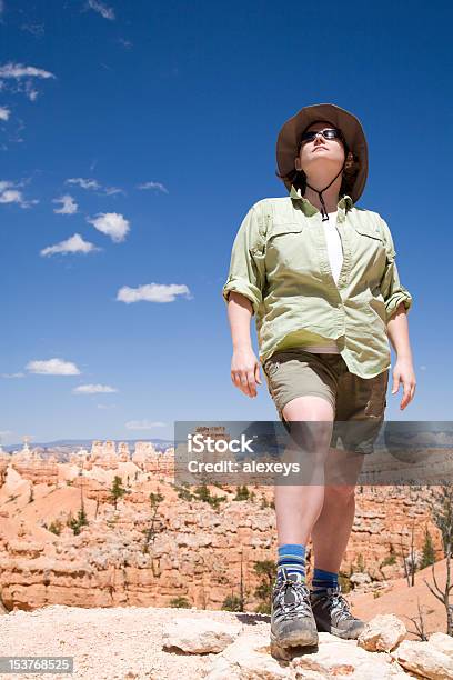 Excursionismo En Bryce Canyon Foto de stock y más banco de imágenes de Adulto - Adulto, Aire libre, Arenisca